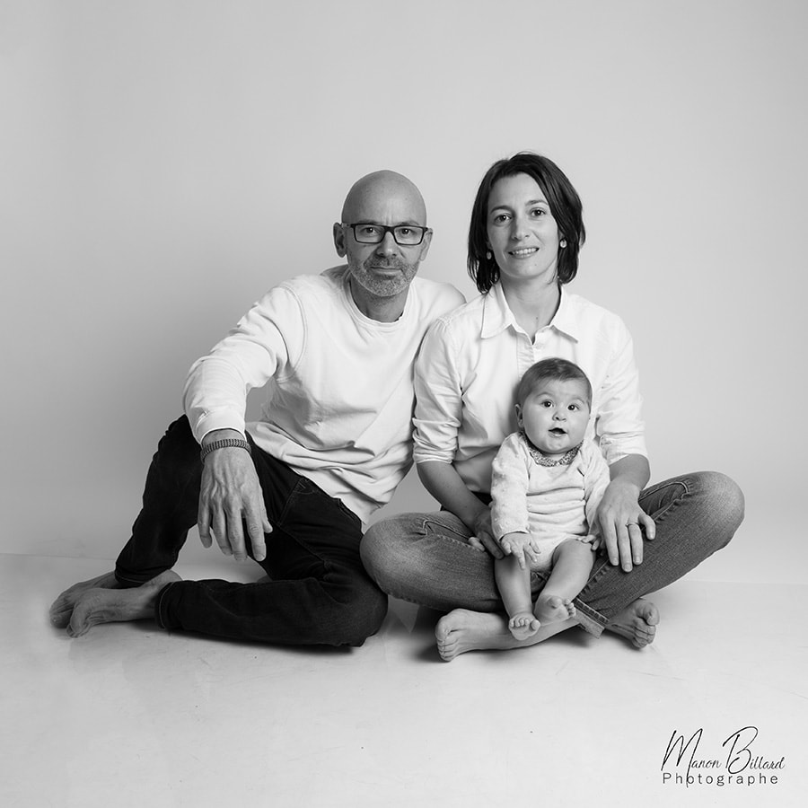 Studio photo de famille en noir et blanc