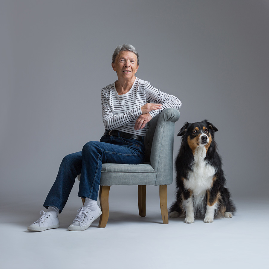 photo studio d'une dame assise avec son chien