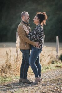 photo d'un couple partageant un moment de complicité