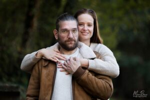 Seance exterieur d'un couple qui partagent un moment de complicité