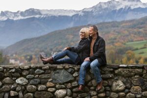 Seance exterieur d'un couple agé assis sur un mur