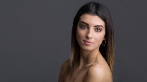 photo studio du portrait d'une jeune femme